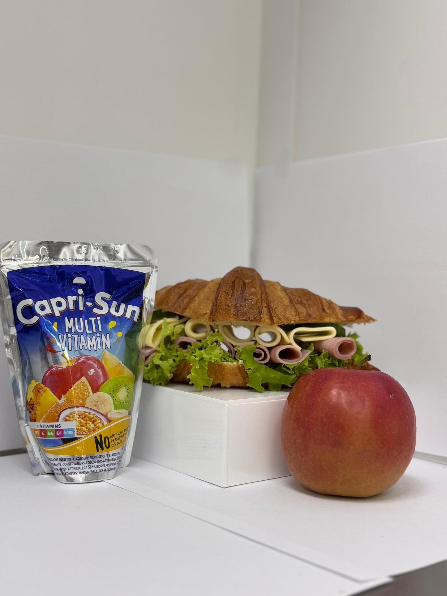 Balíček: croissant so šunkou a syrom, capri sun, jablko